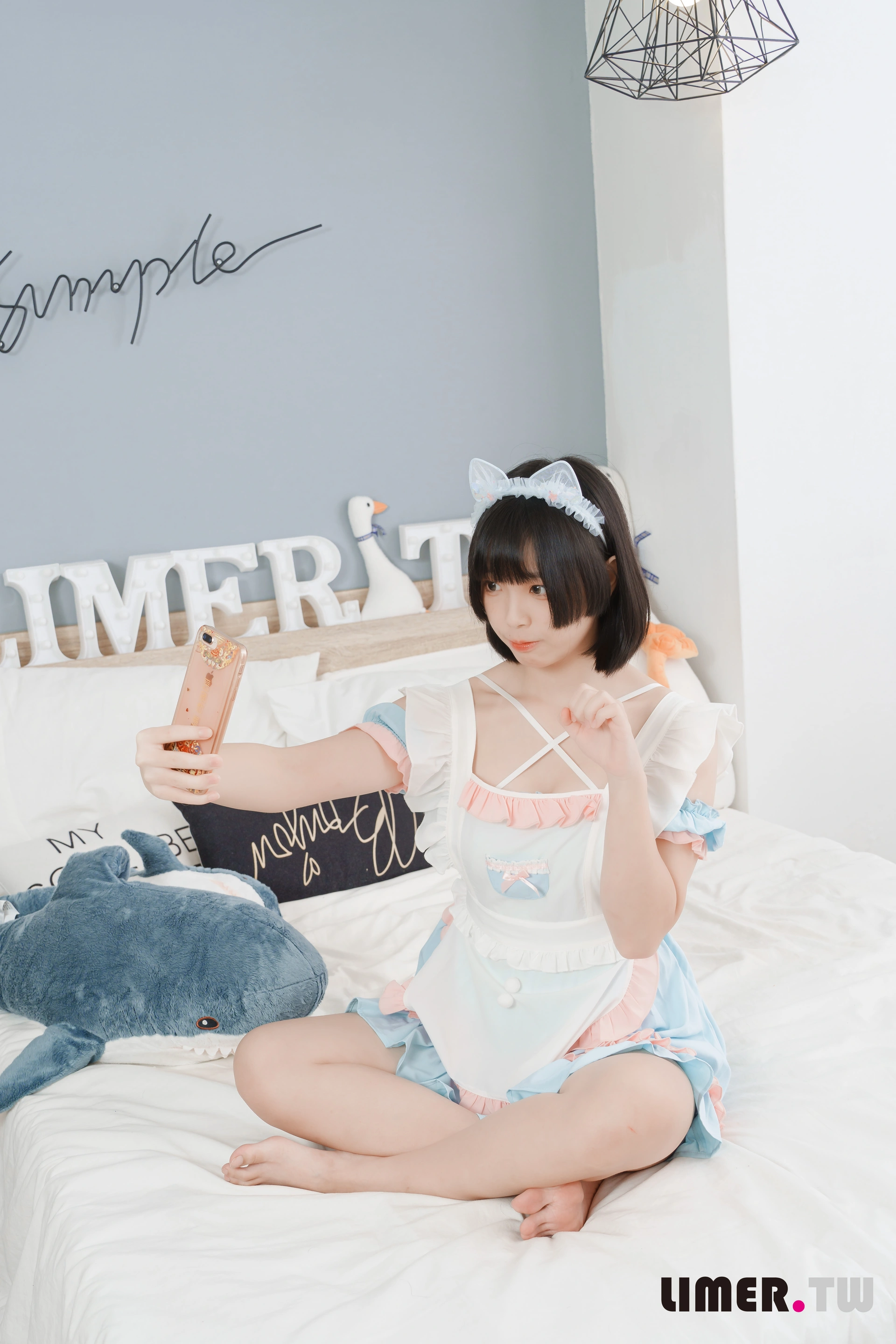 [Limerence] NO.060 之之 女仆装扮柔嫩欧派与裸足 请主人享用 1
